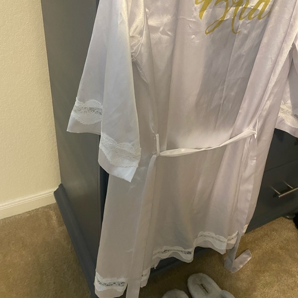 Bride robe with lace trim and slippers - Picture 2 of 5